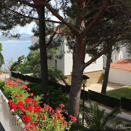 Luxury 4 Bed Apartment On Coastal Footpath At Cap Ras Llança Dış mekan fotoğraf