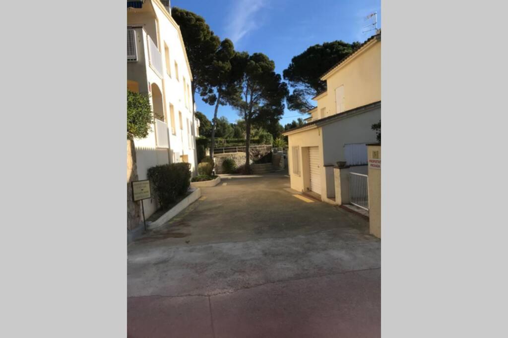 Luxury 4 Bed Apartment On Coastal Footpath At Cap Ras Llança Dış mekan fotoğraf