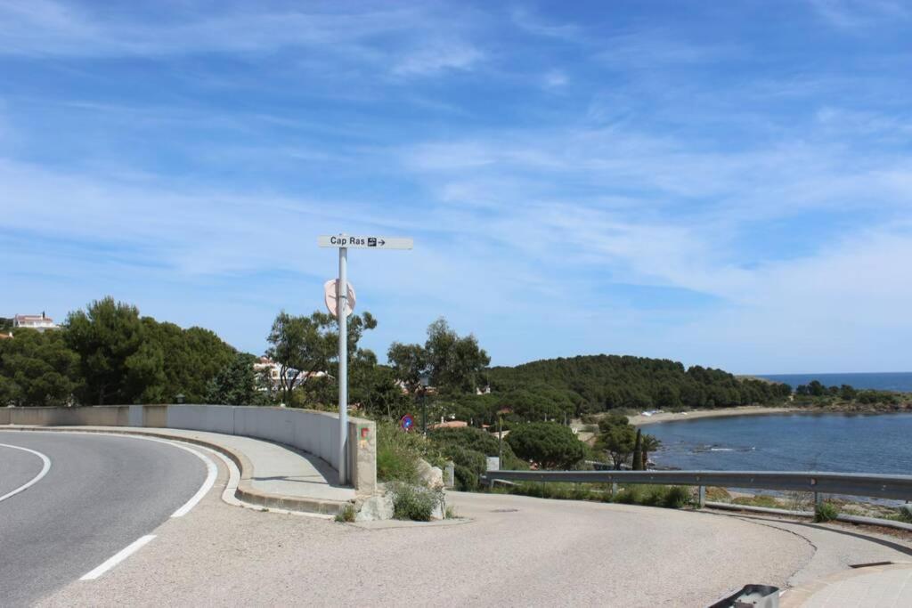 Luxury 4 Bed Apartment On Coastal Footpath At Cap Ras Llança Dış mekan fotoğraf