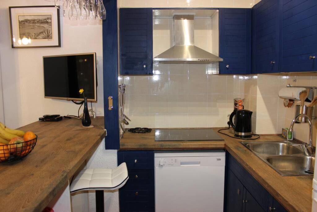 Luxury 4 Bed Apartment On Coastal Footpath At Cap Ras Llança Dış mekan fotoğraf