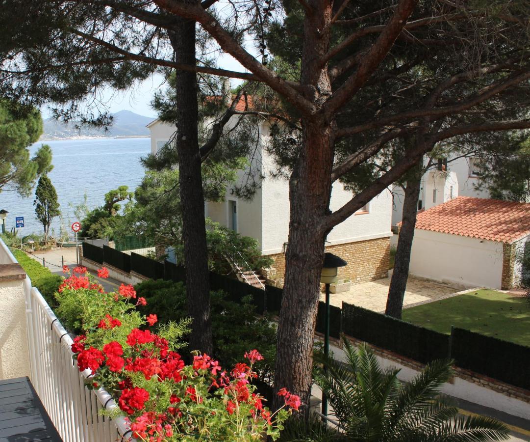 Luxury 4 Bed Apartment On Coastal Footpath At Cap Ras Llança Dış mekan fotoğraf